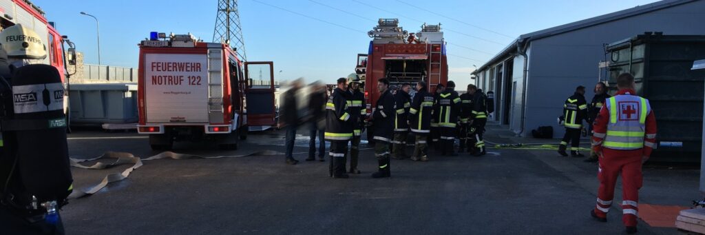 B4 – Brand in einer Produktionshalle